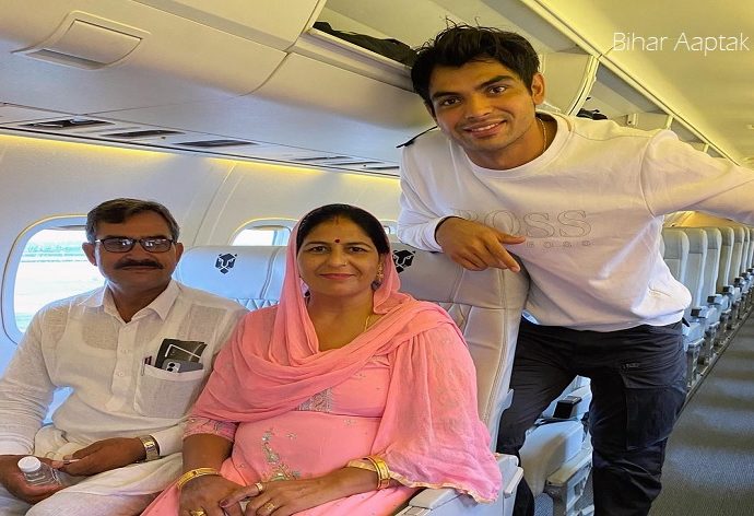 Neeraj Chopra with his Father and Mother-Bihar Aaptak