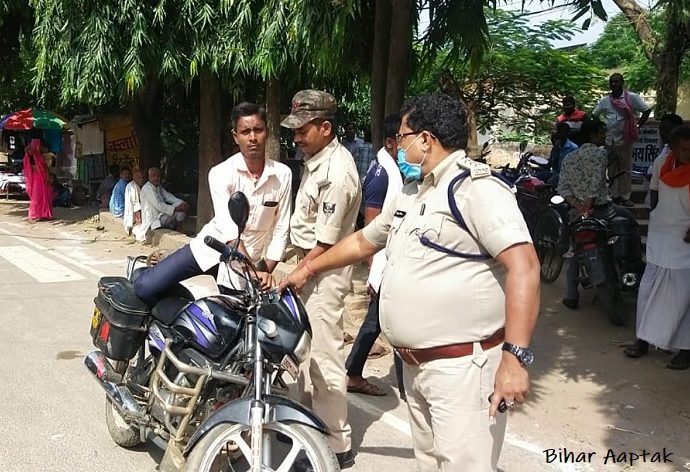 Seat Belt and Helmet Checking by Traffic Police in Patna-Bihar Aaptak