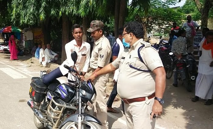 Seat Belt and Helmet Checking by Traffic Police in Patna-Bihar Aaptak
