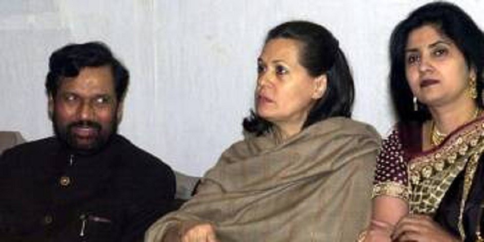Sonia Gandhi and Ramvilas Paswan (File Photo)